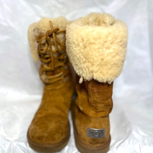 UGG Boots with Metal Decal Size 6 - Picture 2 of 9